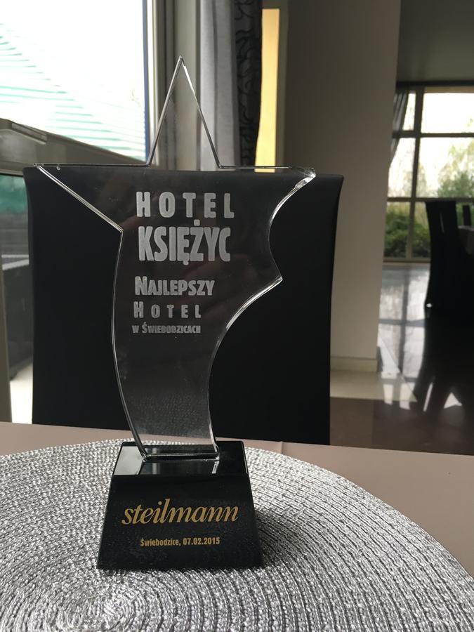 Hotel "Ksiezyc" W Swiebodzicach ชเวียโบจิตเซ ภายนอก รูปภาพ